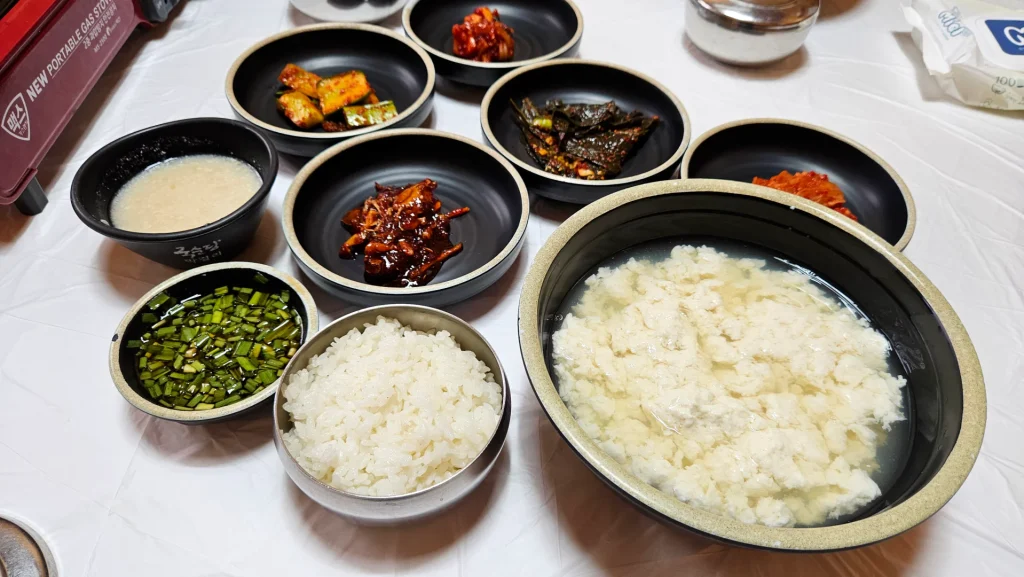 순두부 백반이 나왔다