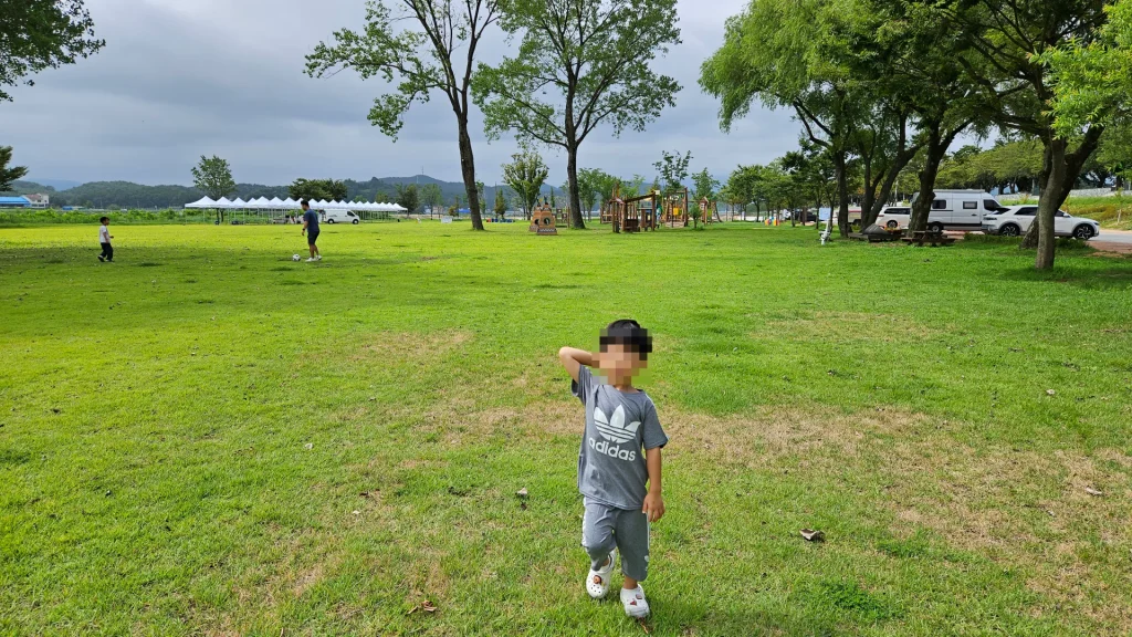 양양송이조각공원 잔디에서 아들이 놀아달라고 한다.