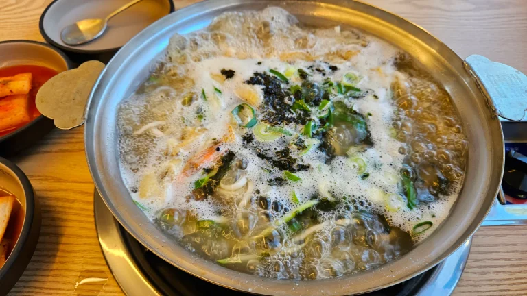 칼제비 끓는 모습 ( 칼국수 + 수제비 )